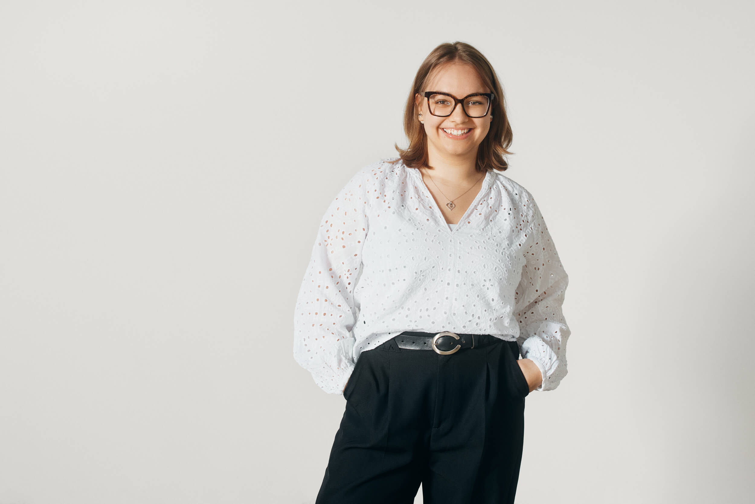 Laura Butzerin in heller Bluse