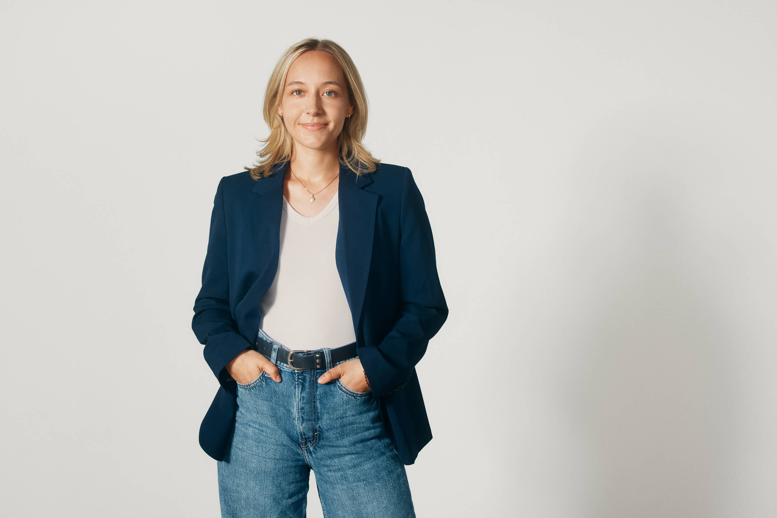 Pia Hofacker in blauem Blazer